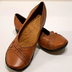 Hush Puppies Burlesque Zero Gravity. Tan leather casual dress slip on shoe. 9w